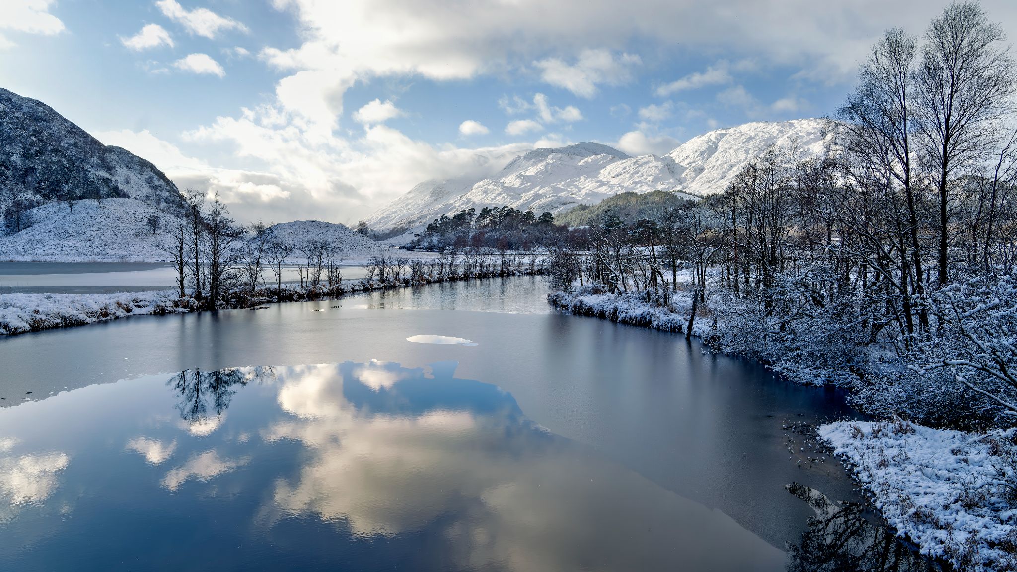 Glenfinnan - Blick vom Callop River über den Loch Shiel zu den gegenüberliegenden Bergen.